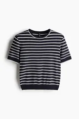 Remera corta de punto fino suave a rayas horizontales azul marino y blancas, con cuello redondo y mangas cortas.