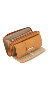 Billetera larga color beige, con solapa y broche a presión. Tiene un compartimento frontal con tarjeteros, visor y bolsillos, y un compartimento posterior con monedero con cierre, tarjeteros y bolsillos. Incluye un bolsillo trasero con cierre.