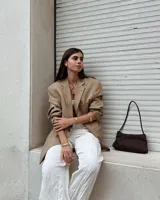 Collar con dije circular irregular de alpaca y plata 925, con hilo de algodón natural.