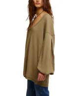 Buzo blanco de tejido waffle con escote en V y hombros caídos.