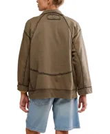 Chaqueta estilo blazer de algodón color marrón oliva, con efecto desgastado y costuras marcadas. Presenta solapas anchas, cierre frontal de dos botones y puños anchos ajustables con botón.