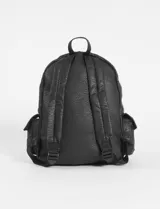 Mochila negra de cuero sintético con múltiples bolsillos frontales con cierre y broche.