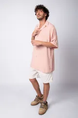 Camisa celeste de manga corta con cuello clásico y calce oversize.