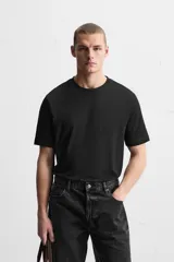 Camiseta blanca de cuello redondo y manga corta, corte regular.