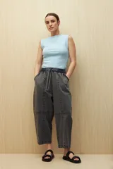 Musculosa marrón de morley con cuello redondo y sisas amplias.