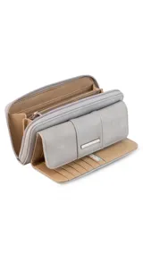 Billetera larga color beige, con solapa y broche a presión. Tiene un compartimento frontal con tarjeteros, visor y bolsillos, y un compartimento posterior con monedero con cierre, tarjeteros y bolsillos. Incluye un bolsillo trasero con cierre.