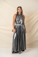 Mono largo plateado de jersey laminado con cuello halter y lazo en la nuca.