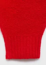 Sweater azul eléctrico de punto con cuello alto, mangas largas con puños elásticos y corte recto.