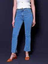 Pantalón de jean celeste de corte recto con tajos en los tobillos.