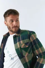 Sobrecamisa de viyela para hombre con interior capitoneado, fit regular, manga larga, cierre con botones, bolsillos y logo en grifa de cuero.