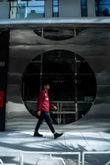 Buzo de algodón color bordó, estilo universitario, con cierre medio frontal y cuello alto. Estampado frontal con el texto "Since 19" y un ancla con laureles en amarillo y blanco.