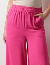 Pantalón negro de pierna ancha, marca Ninety. Con pretina ancha y elastizada.