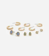 Set de seis pares de aros dorados, tres pares de argollas de diferentes tamaños y tres pares de aros tipo botón con resina de colores.