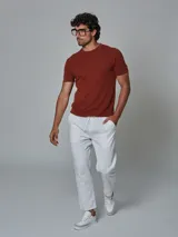 Remera de punto tejida color verde militar, con cuello redondo y mangas cortas.