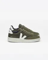 Championes Veja modelo V-12 B-Mesh, color verde oliva con logo lateral en blanco y detalles en negro. Fabricados con materiales reciclados y sostenibles.