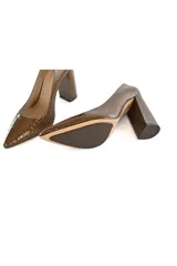 Zapatos de tacón alto color marrón con efecto texturizado, punta afilada y tacón bloque.