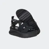 Sandalias negras con plataforma, correas ajustables con hebilla y plantilla de EVA moldeada.