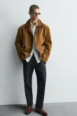 Bota de cuero color marrón, estilo cowboy, con caña corta, puntera en punta y tacón cubano.