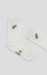 Medias blancas de algodón con puño acanalado y logo de la marca en el tobillo. Presentan un pequeño arcoíris bordado en el lateral superior.