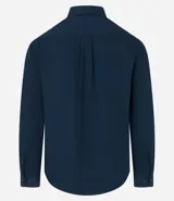 Camisa de vestir negra, corte slim fit, con cuello camisero y cierre frontal con botones.