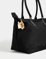 Llavero dorado con dije de perrito corgi, corona y placa con la palabra "London".