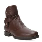 Botas cortas de cuero color marrón, con detalle de piel sintética en el borde superior, ajuste con hebilla lateral y taco bajo.