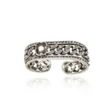 Anillo plateado con forma de brazalete abierto, con diseño de eslabones y apliques de strass. Tiene un cristal rectangular gris en el centro.