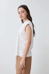 Blusa verde con bordado tipo broderie, de corte recto y mangas cortas.