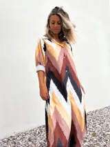 Vestido camisero largo con estampado de zig zag en tonos beige, marrón, blanco y negro.