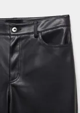 Pantalón negro de efecto piel, corte recto, largo cropped y tiro medio.