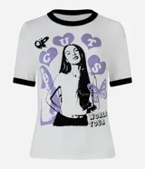 Remera corta blanca con cuello y mangas con ribete negro. Estampa frontal con la cantante Olivia Rodrigo, mariposas y corazones lilas.