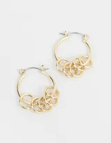 Aros tipo argolla dorados con arandelas colgantes.