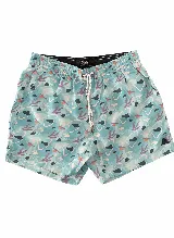 Short de baño celeste con estampado abstracto en tonos azul, blanco, negro, naranja y violeta. Tiene cintura elástica con cordón ajustable, dos bolsillos laterales y uno trasero.