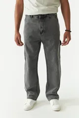 Pantalón jean gris oscuro, corte carpenter, de pierna recta y holgada, con bolsillos laterales y logo bordado.