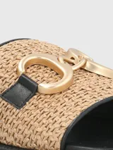 Sandalia de mujer con diseño de trenzado en color natural y detalle dorado, ideal para el uso diario.