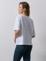 Blusa azul marino de algodón marca Erika, de manga corta amplia, con cuello redondo y botones decorativos en los laterales.