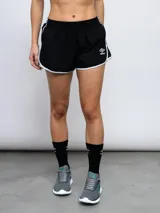 Short deportivo gris con ribetes celestes en ruedo y cintura.