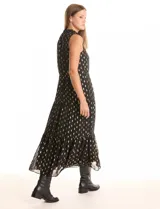 Vestido maxi negro de gasa lurex con estampado dorado, cuello alto, sin mangas y cintura elastizada. Presenta una abertura central en la espalda con botón y forro interno a tono.
