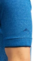 Remera polo verde con cuello y mangas con borde blanco, confeccionada en algodón.