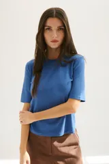 Remera celeste de corte recto y mangas cortas.