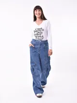 Remera de manga larga color ladrillo con cuello redondo y estampado frontal con la frase "It's gonna be okay" y flores.