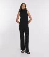 Pantalón negro de punto, modelo wide leg, con cintura elástica y superficie lisa.