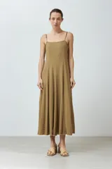 Vestido midi color verde oliva de lino con breteles finos y corte recto.