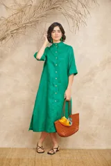 Vestido largo tipo camisa oversize, color verde esmeralda, con cuello mao y abotonadura frontal.