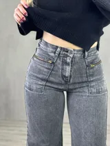 Pantalón de jean gris oscuro, corte wide leg, tiro alto y bolsillos frontales con cierre.