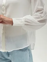 Camisa negra de mangas largas con botones.