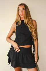 Falda de lycra negra con doble cintura y volados.
