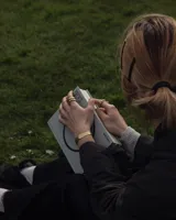 Pulsera tipo esclava abierta, con acabado rústico y textura irregular, en tono plateado. Se vende por unidad.