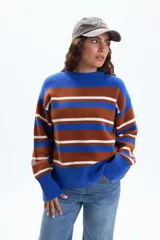 Sweater de tejido de punto con cuello redondo, mangas largas y puños y ruedo acanalados. Presenta un diseño de rayas horizontales anchas en azul eléctrico, marrón óxido y blanco.
