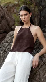 Top marrón de gamuza, con corte halter y espalda descubierta ajustable con tiras.